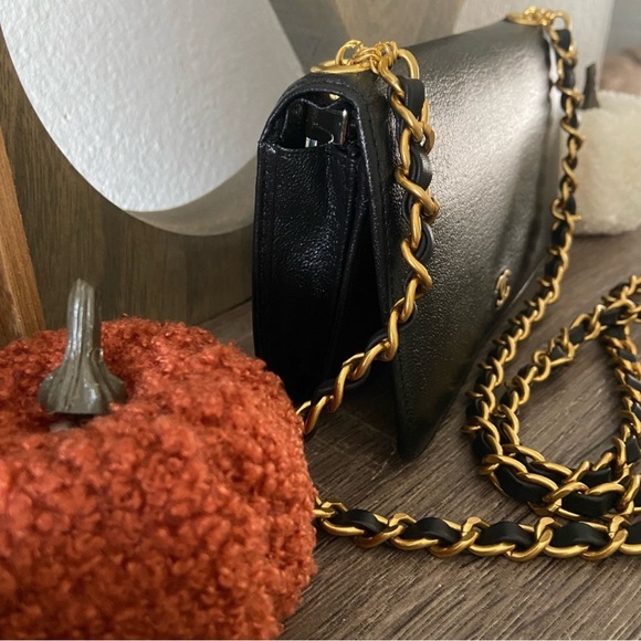 Chic Black Leather Chanel wallet on a chain bag - Picture 3 of 14
